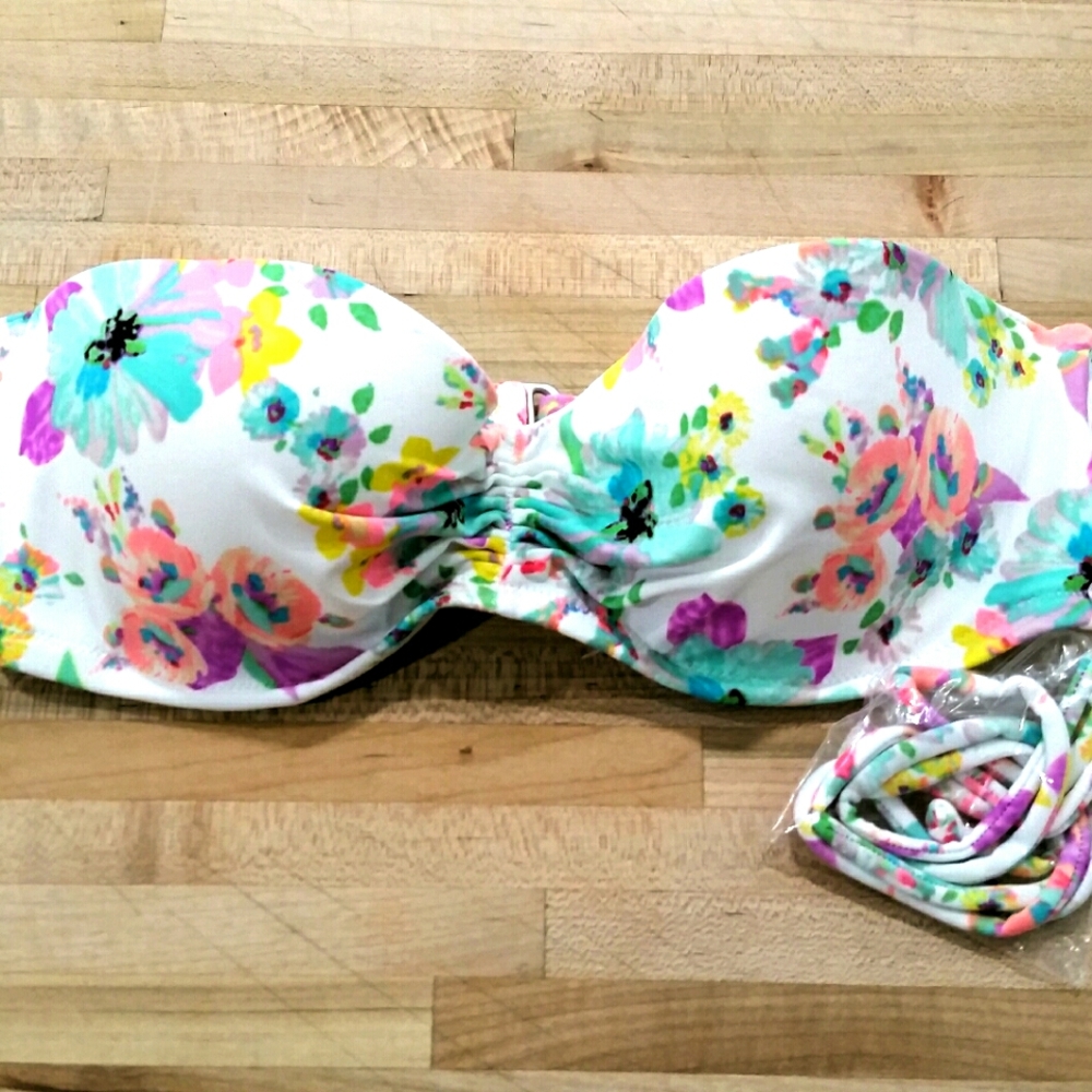 New VS Bandeau floral bikini top